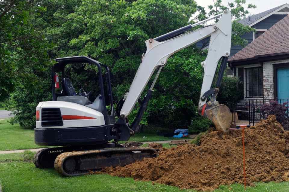 Bobcat moving dirt